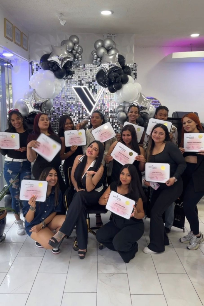 Alumnas de Pro Nails Academy mostrando sus certificados